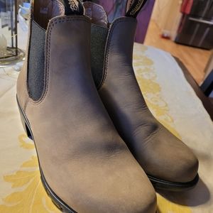 Blundsstone heeled Chelsea boot, size 8.5